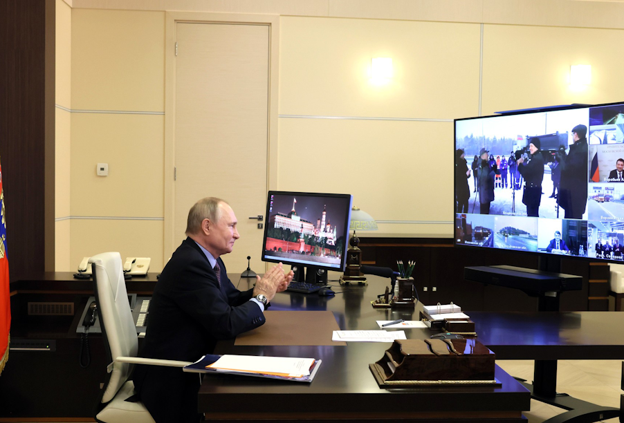 Владимир Путин открыл движение по пяти участкам дорог и одному искусственному сооружению в пяти регионах России